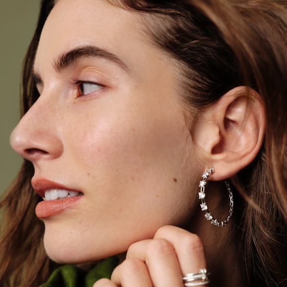 NWT! NEW IN BOX Kendra Scott Lexi Gold Hoop Earrings in White Crystal - Picture 4 of 5